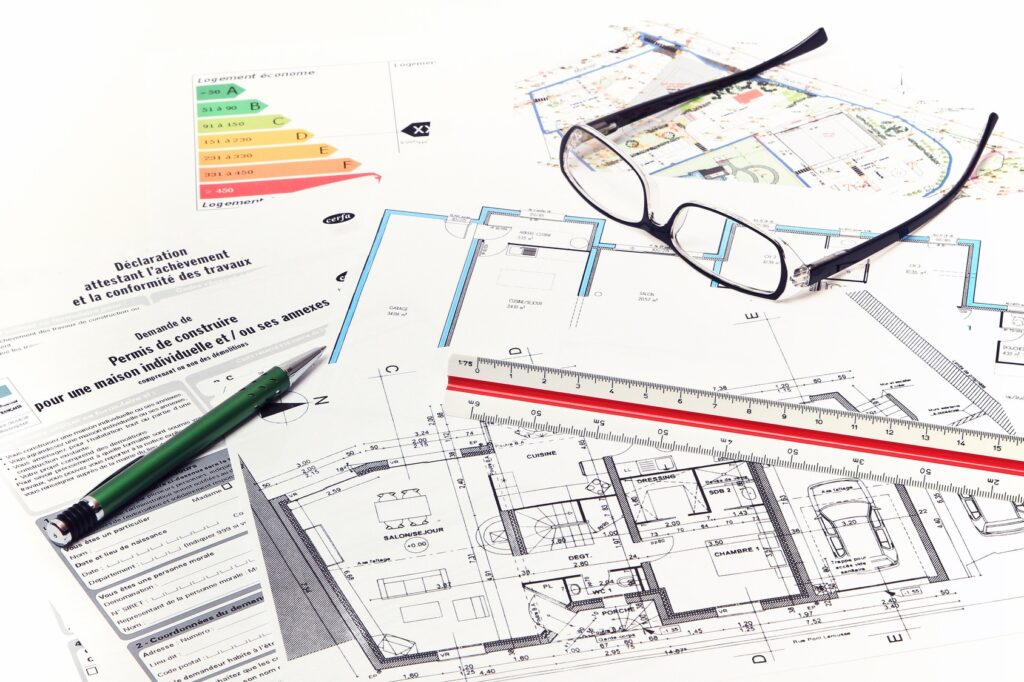 Zdjęcie z panami budynków oraz okularami